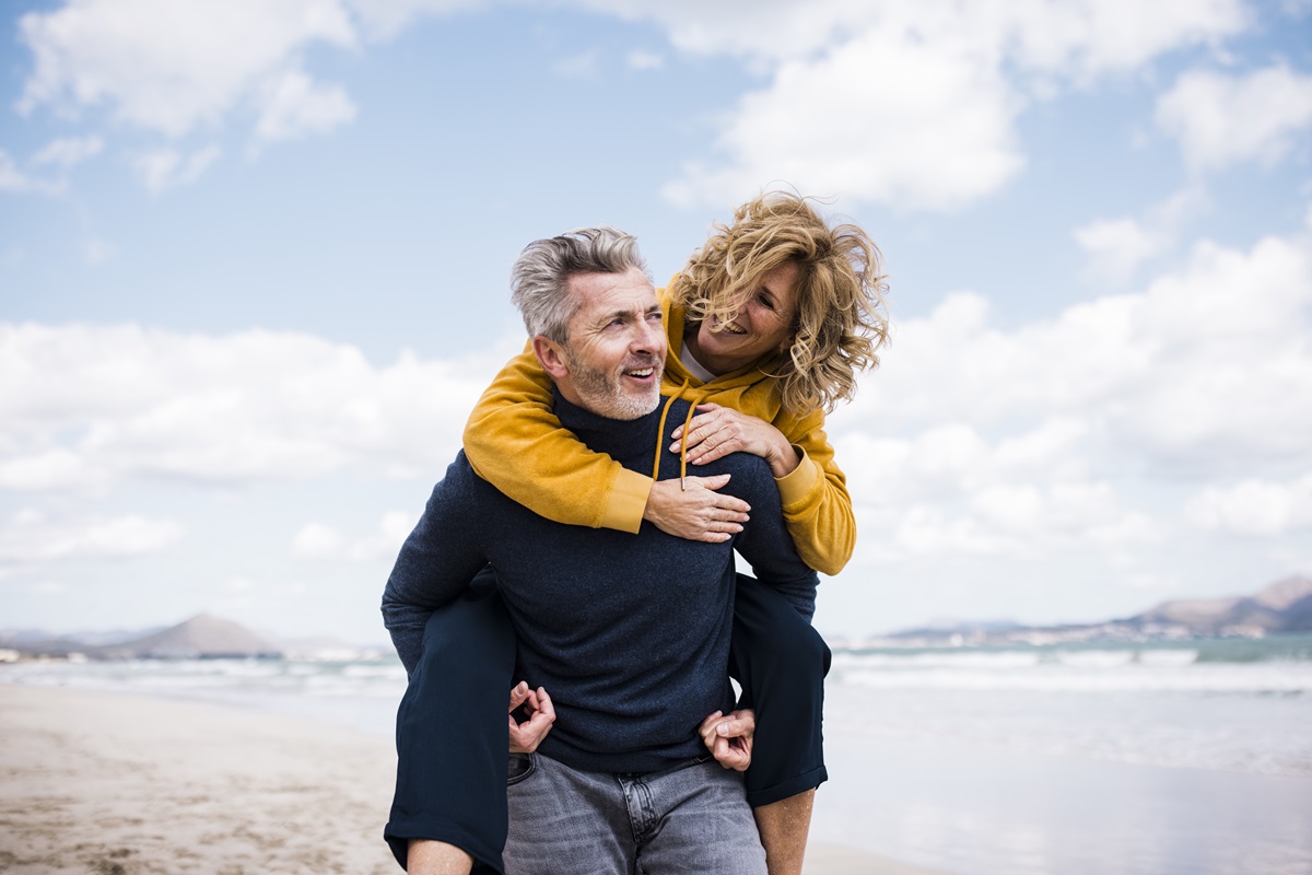 healthy and well couple at the beach