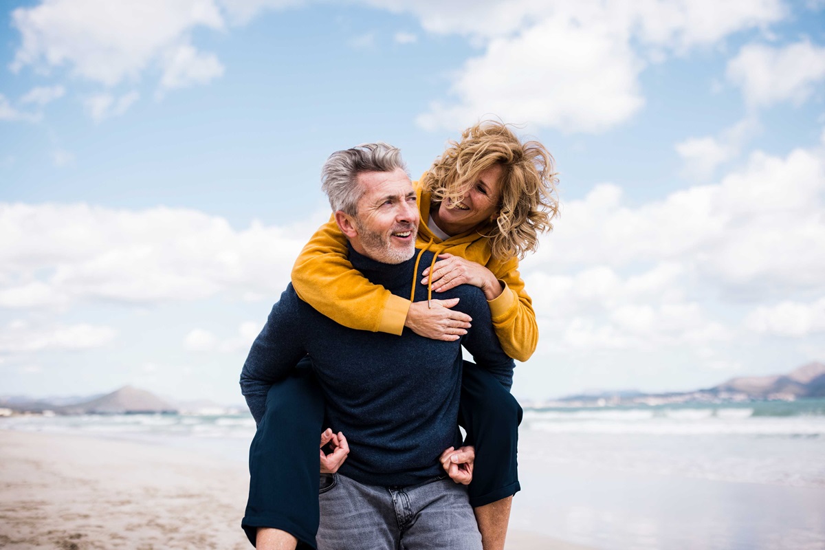healthy and well couple at the beach