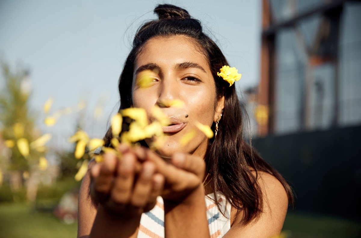 women looking after her mental health by enjoying some time outdoors