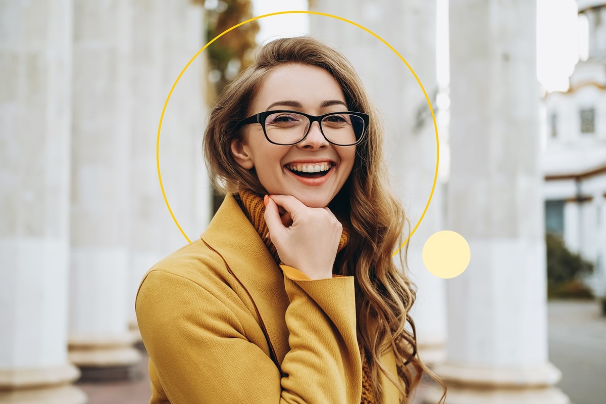 lady_being_happy_with_the_specs