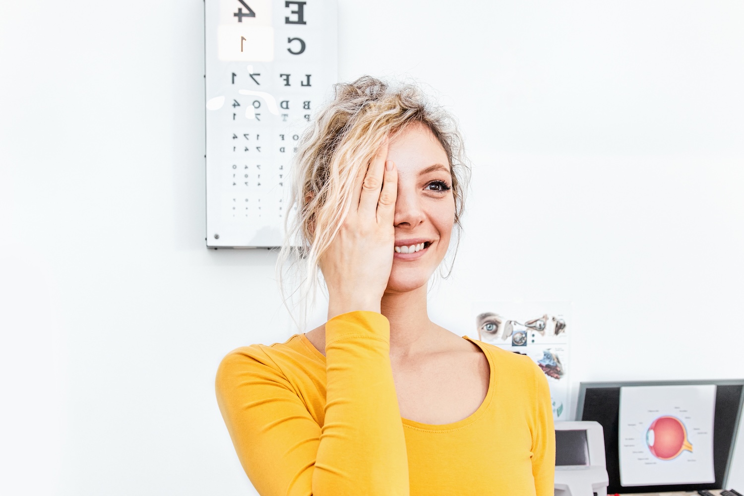 lady_doing_eye_test