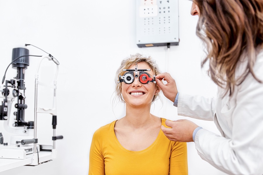 lady_getting_her_eye_test