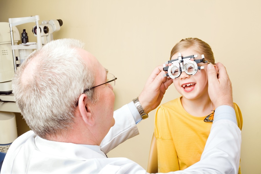 girl_doing_an_eye_test