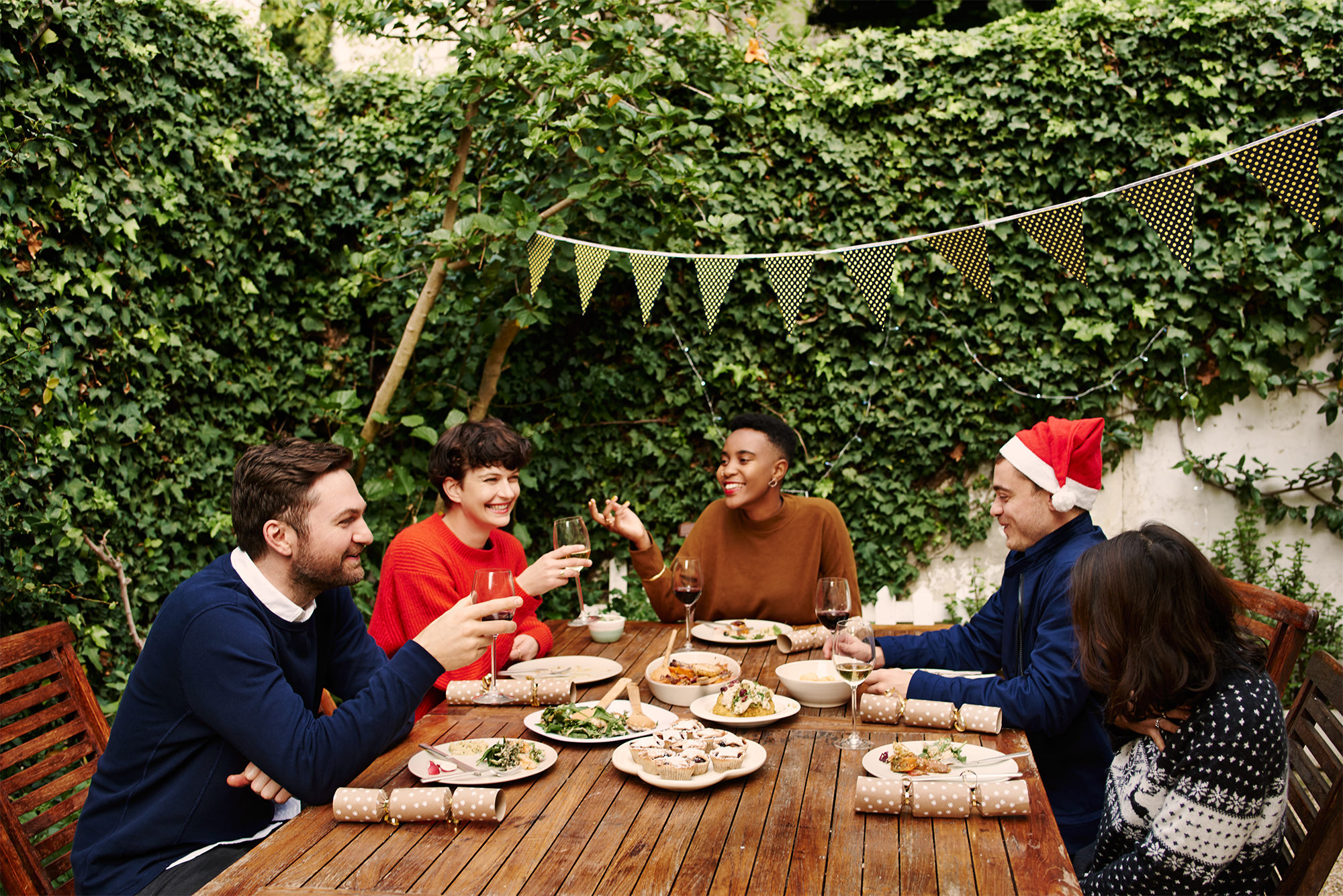 2512_CBHS_Non-alcoholic_drinks-03 group of people enjoying lunch