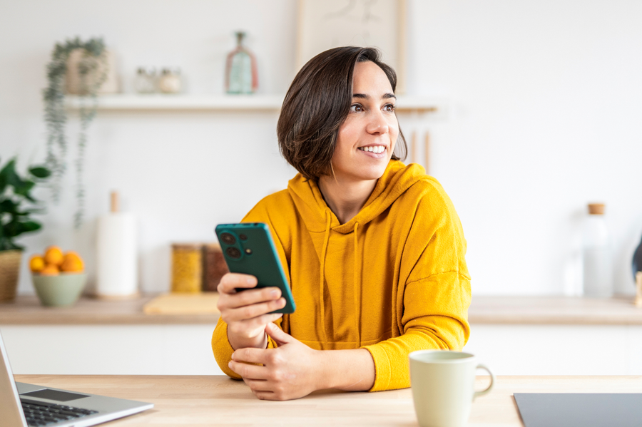 woman_with_her_phone