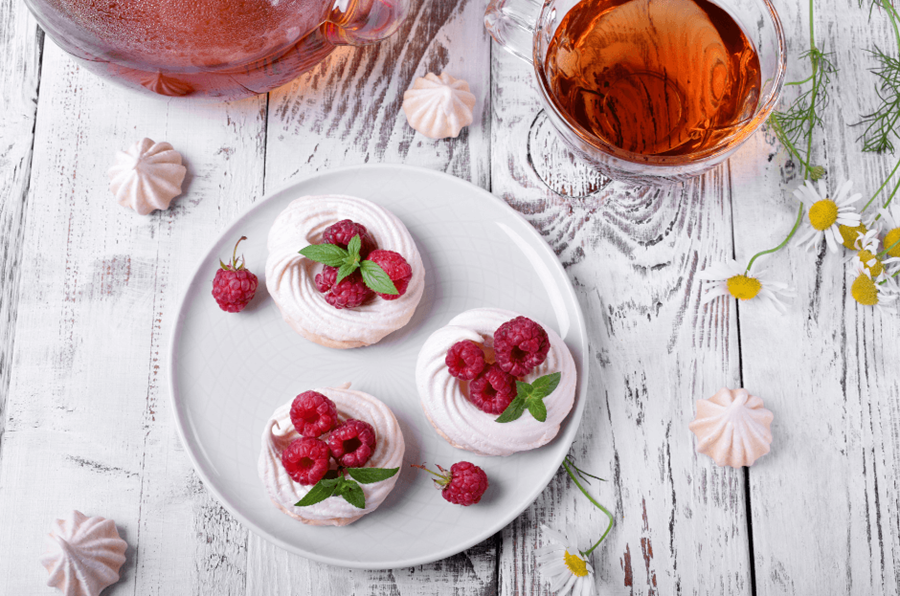 Meringue with raspberry labna cream