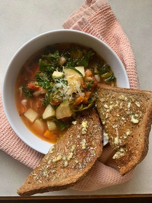 Minestrone-soup-w-garlic-bread-pic-(1)