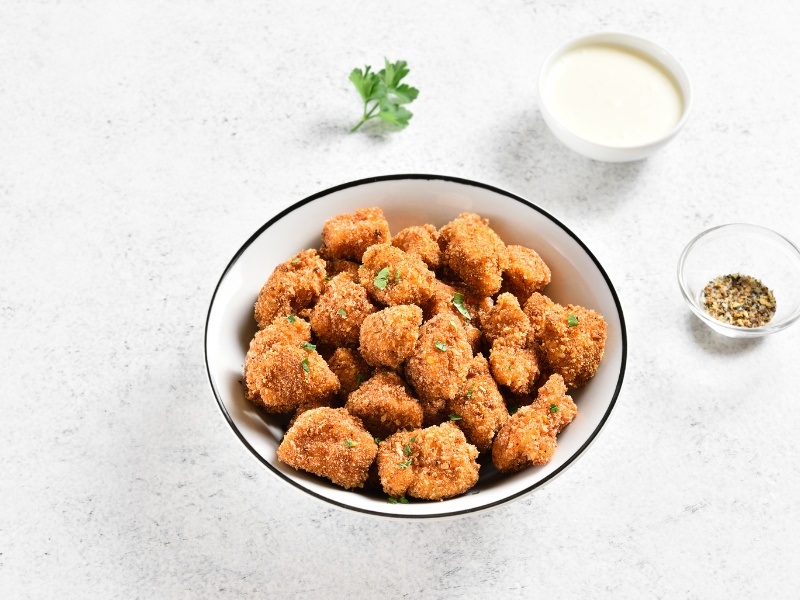 Crispy chicken bites and ranch sauce