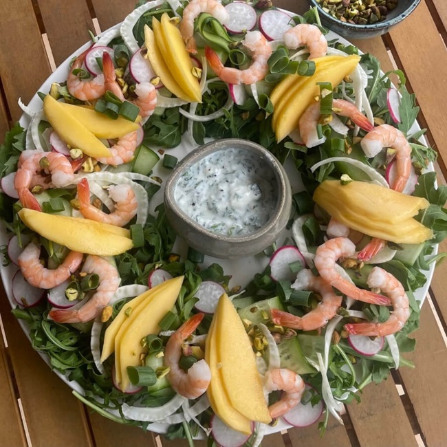 Prawn and mango wreath salad