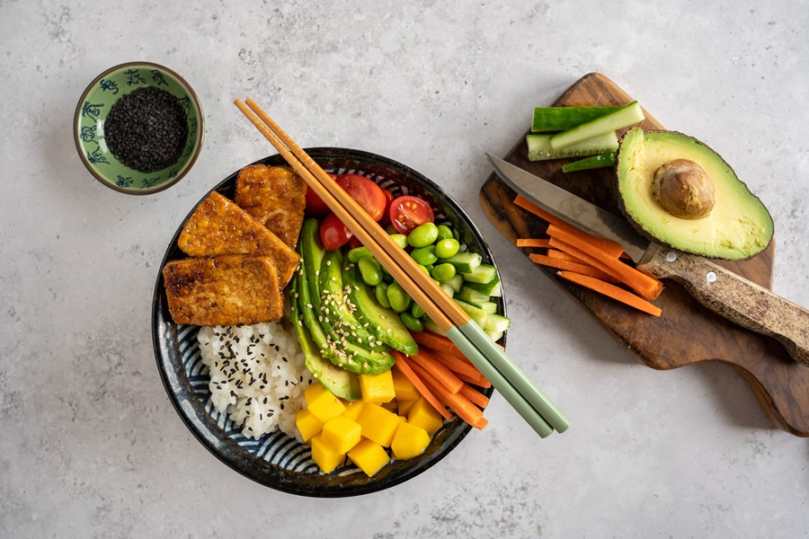 Teriyaki tofu poke bowl